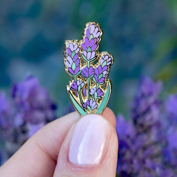 Lavender Flower Enamel Pin - Gold Plated Nature Jewelry - Floral Brooch - Picture 3 of 3